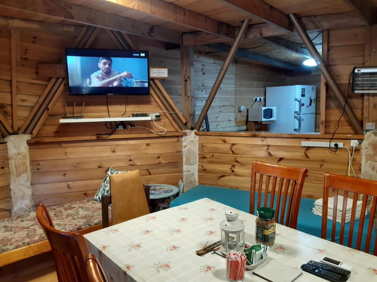 בקתת עץ בחורש במנות - דום גיאודזי - Wooden Cabin In Manot المظهر الخارجي الصورة