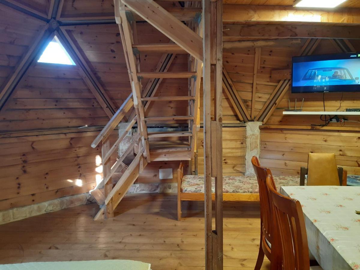 בקתת עץ בחורש במנות - דום גיאודזי - Wooden Cabin In Manot المظهر الخارجي الصورة