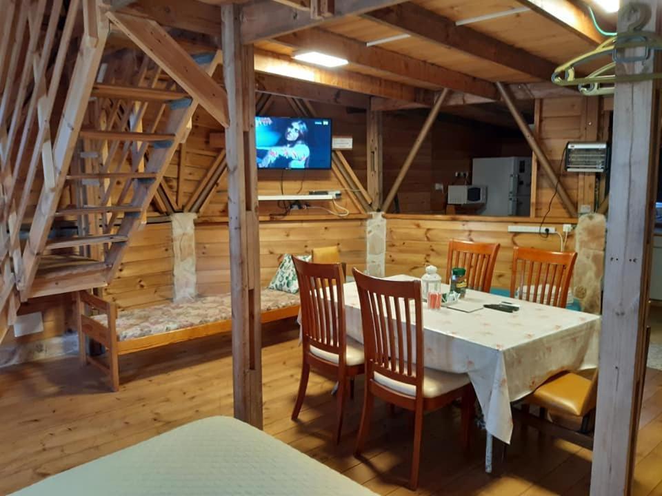 בקתת עץ בחורש במנות - דום גיאודזי - Wooden Cabin In Manot المظهر الخارجي الصورة