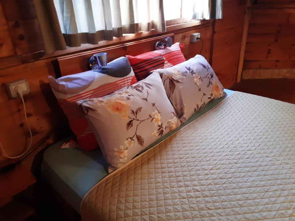 בקתת עץ בחורש במנות - דום גיאודזי - Wooden Cabin In Manot المظهر الخارجي الصورة
