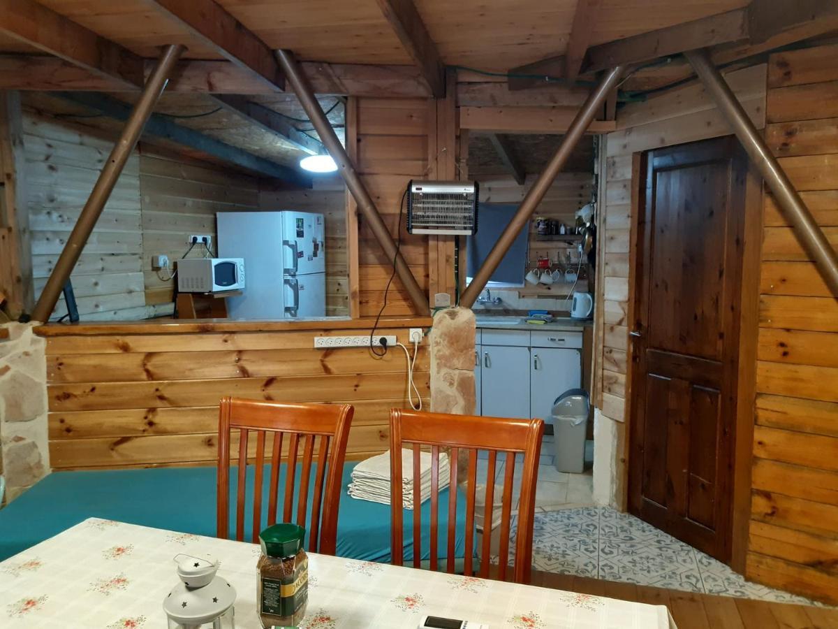 בקתת עץ בחורש במנות - דום גיאודזי - Wooden Cabin In Manot المظهر الخارجي الصورة