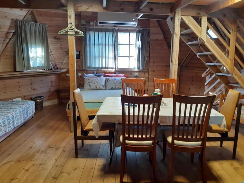 בקתת עץ בחורש במנות - דום גיאודזי - Wooden Cabin In Manot المظهر الخارجي الصورة