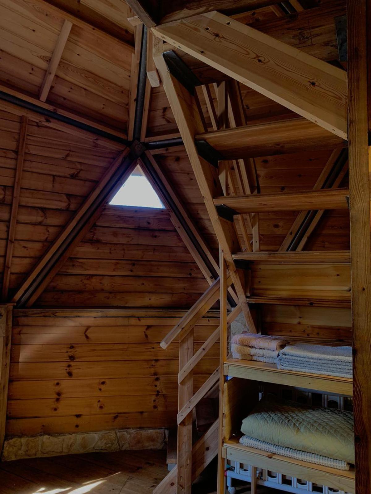 בקתת עץ בחורש במנות - דום גיאודזי - Wooden Cabin In Manot المظهر الخارجي الصورة