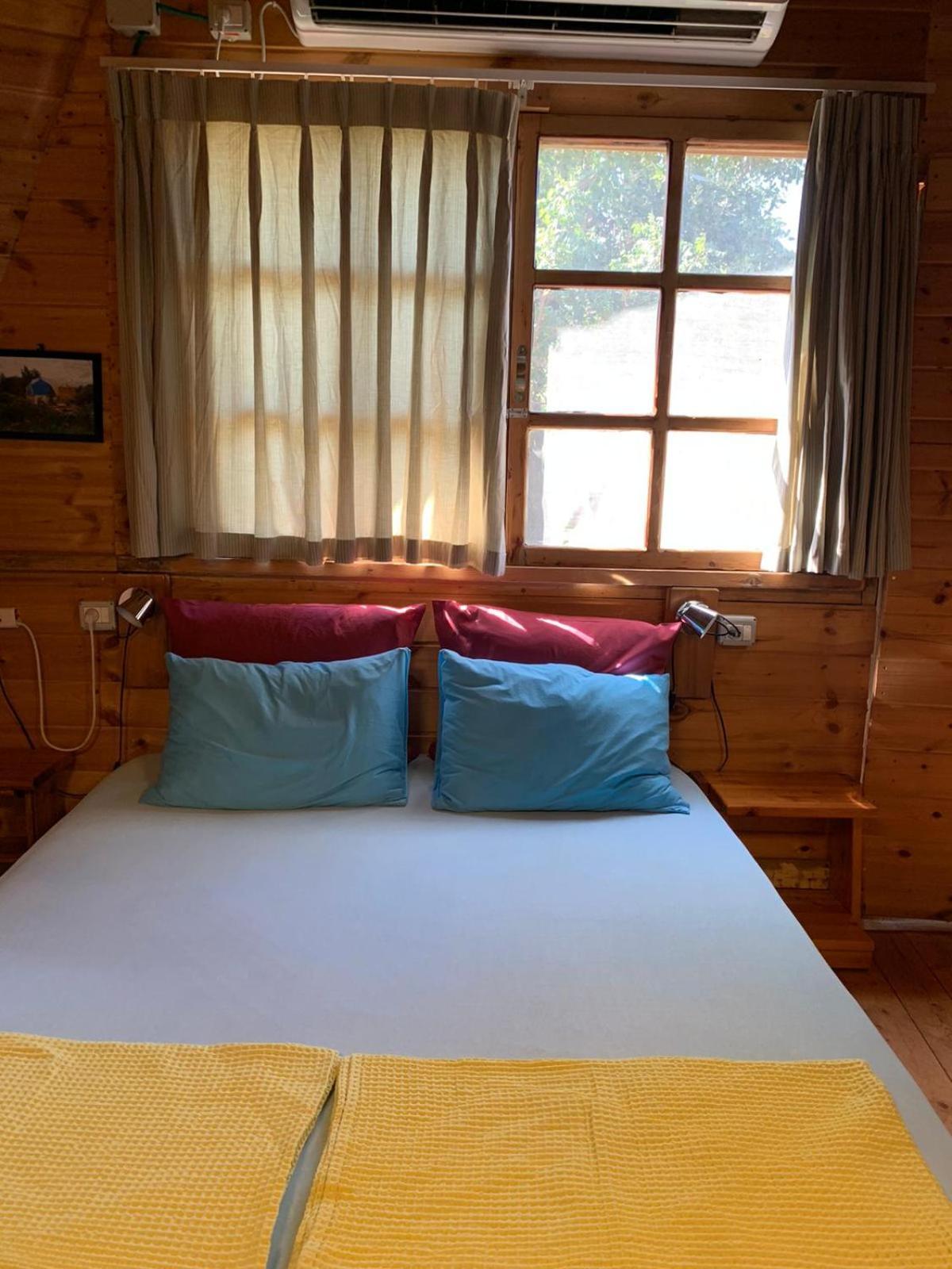 בקתת עץ בחורש במנות - דום גיאודזי - Wooden Cabin In Manot المظهر الخارجي الصورة