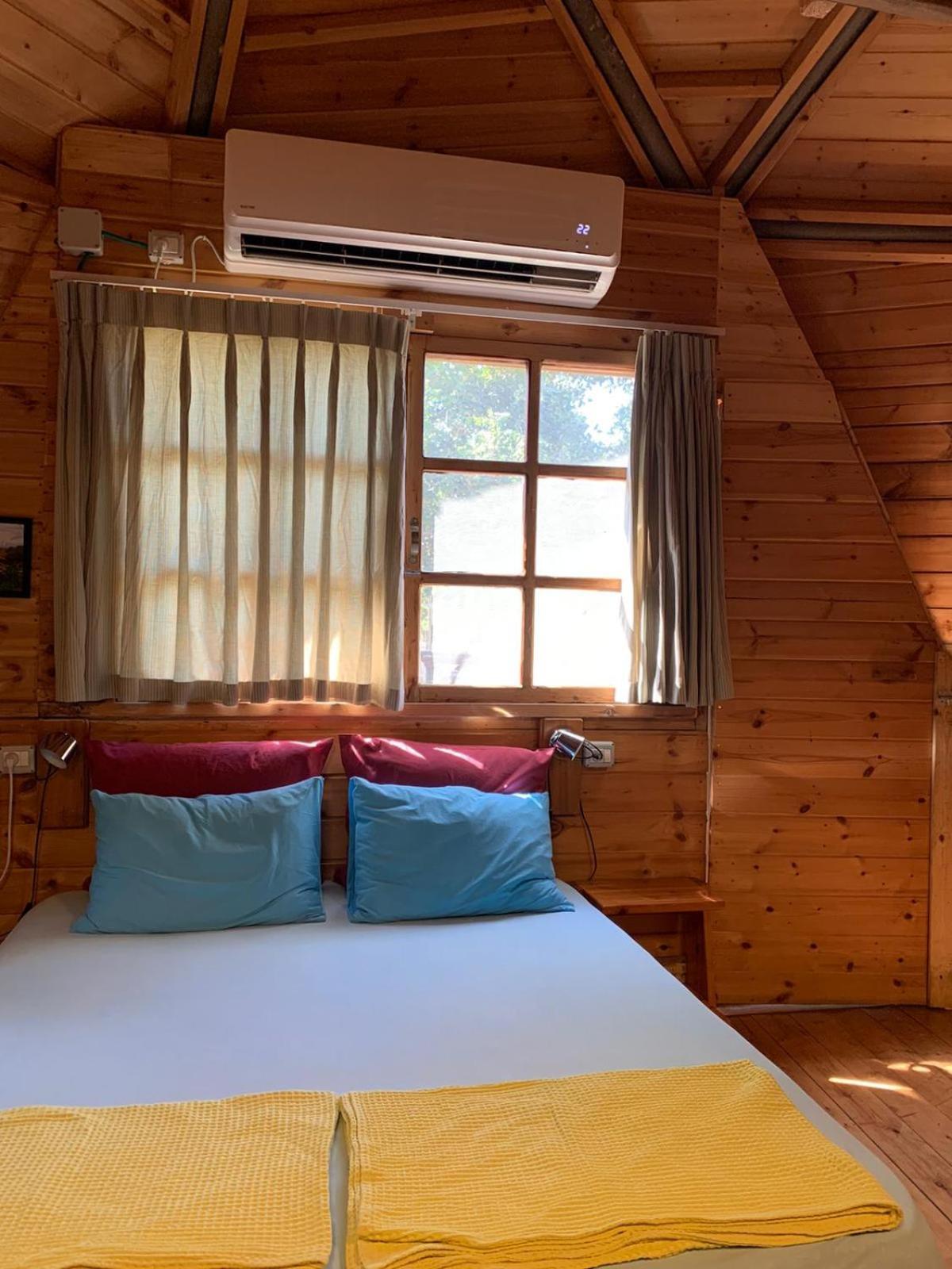 בקתת עץ בחורש במנות - דום גיאודזי - Wooden Cabin In Manot المظهر الخارجي الصورة