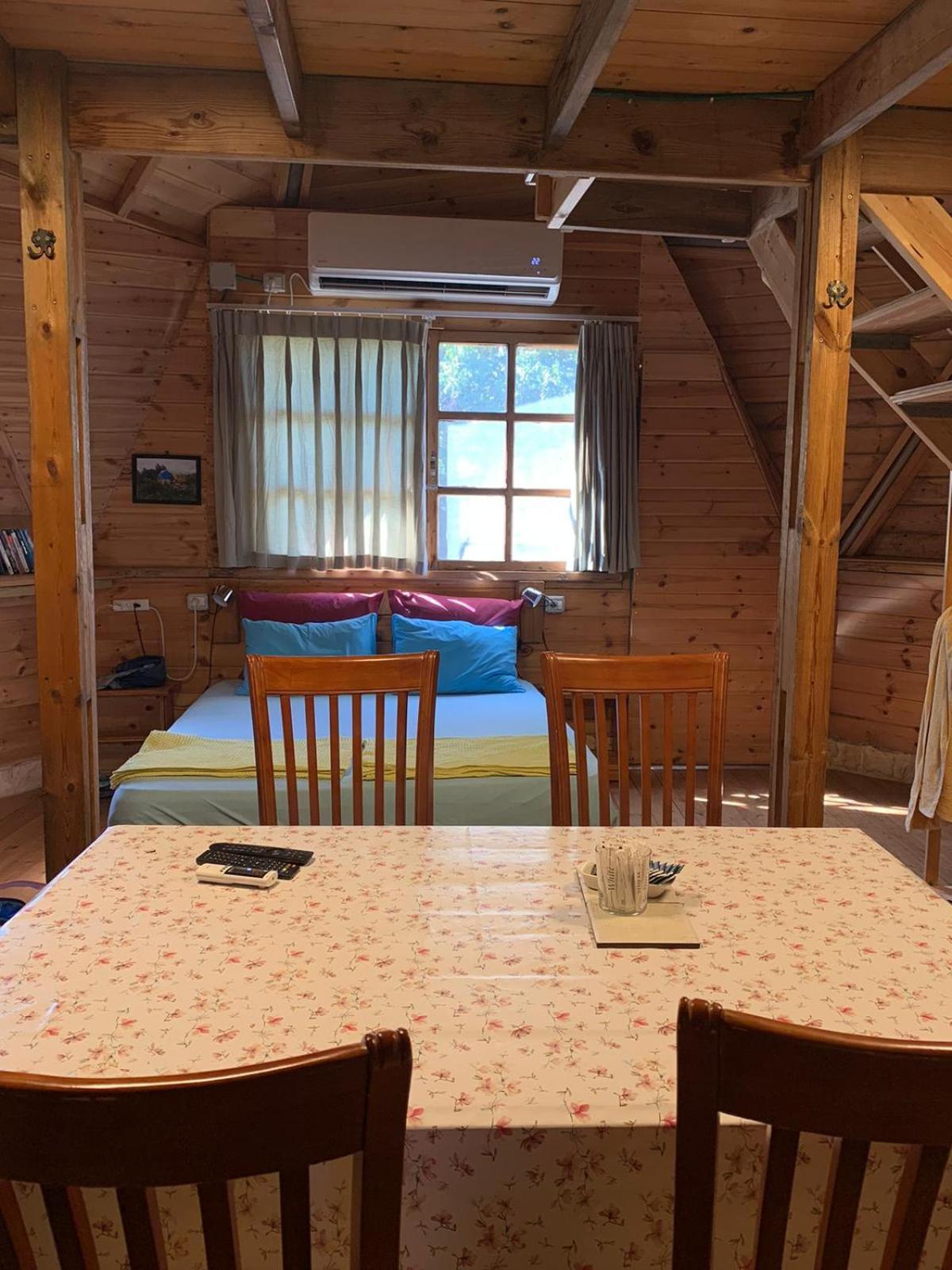 בקתת עץ בחורש במנות - דום גיאודזי - Wooden Cabin In Manot المظهر الخارجي الصورة