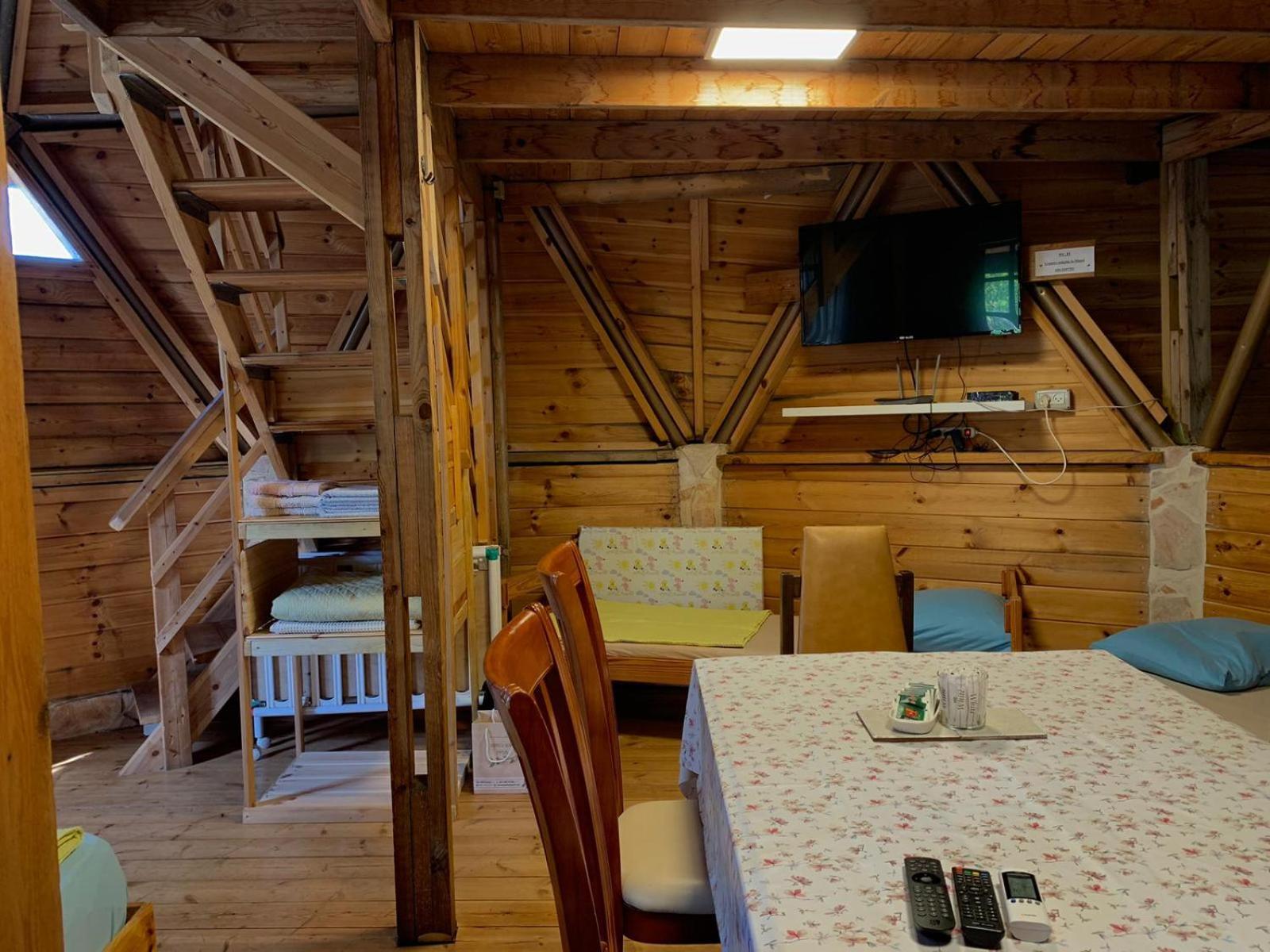 בקתת עץ בחורש במנות - דום גיאודזי - Wooden Cabin In Manot المظهر الخارجي الصورة